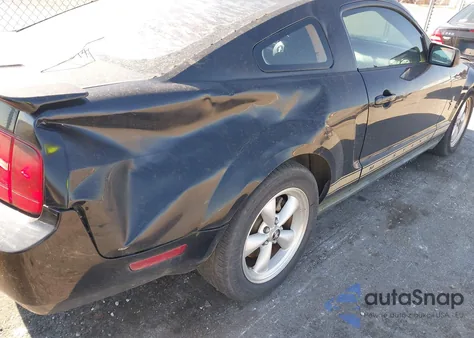 2008 Ford Mustang V6 Deluxe/V6 Premium z USA, uszkodzony, nr VIN 1ZVHT80NX85164937